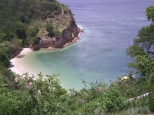 ini namanya Pantai Surga. Ada di Lombok Timur. perjalanan 3 jam an dari kota Mataram